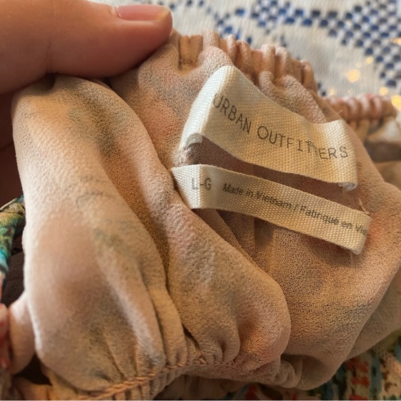 Urban Outfitters • Chiffon Cropped Capsleeve Blouse in Floral Print - Picture 7 of 12